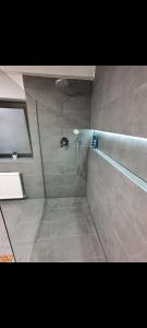 a bathroom with a shower with a shower head at Schicke Gästewohnung Düsseldorf Neuss Köln in Neuss