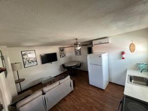 een woonkamer met een witte koelkast en een tafel bij 3 bedroom, 2 bath 1 min walk to the beach in Bullhead City