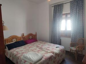 een slaapkamer met een groot bed en een raam bij Casa Las Almenillas in Antequera