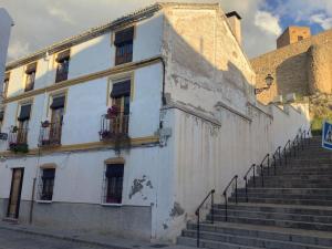 een wit gebouw met een trap ervoor bij Casa Las Almenillas in Antequera