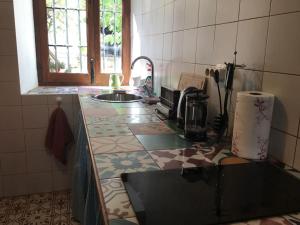 een keuken met een aanrecht en een wastafel bij Casa Las Almenillas in Antequera