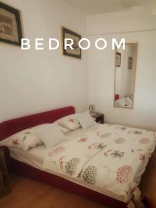een slaapkamer met een bed met een spiegel bij Apartment Ines in Dubrovnik