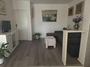 een woonkamer met een bank en een tafel bij Apartment Ines in Dubrovnik