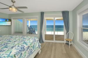 1 dormitorio con cama y vistas al océano en Shore Looks Good by Pristine Properties Vacation Rentals, en Mexico Beach