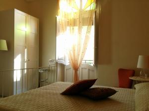 ein Schlafzimmer mit einem Bett mit einem großen Fenster in der Unterkunft Casa Vacanze Nonna Vincenza in Neviano