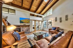 sala de estar con muebles de cuero y chimenea en Lakeland Village 496 - 4 Seasons Family Fun, en South Lake Tahoe