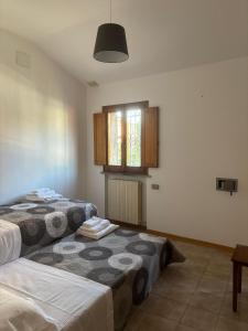 Duas camas num quarto com uma janela em Casa Ronci - Centro Storico - Palacongressi Rimini em Rimini