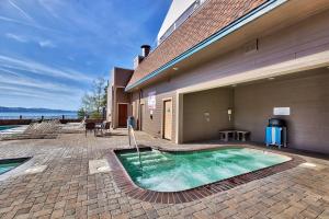 una piscina frente a un edificio en Lakeland Village 496 - 4 Seasons Family Fun, en South Lake Tahoe
