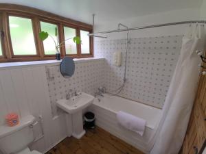 Ένα μπάνιο στο Cosy Family Cottage in the Wye Valley +11 φωτογραφίες