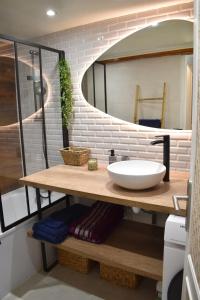 ein Badezimmer mit Waschbecken und Spiegel in der Unterkunft Grand studio avec jardin à Saint-Aygulf in Fréjus