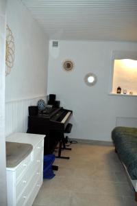 ein Wohnzimmer mit einem Klavier in einem Zimmer in der Unterkunft Grand studio avec jardin à Saint-Aygulf in Fréjus