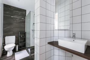 Koupelna v ubytování Right In The City Center Your Ghent Getaway