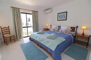 um quarto com uma cama com duas almofadas em Apt T2 Praia São Rafael Hibiscus 18A - Albufeira, Algarve em Albufeira