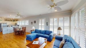 Χώρος καθιστικού στο Coastal Haven 2BR 2BA Lakeside Escape Resort Perks