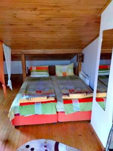 een slaapkamer met 2 bedden en een houten plafond bij Студио Албена in Veliko Tŭrnovo