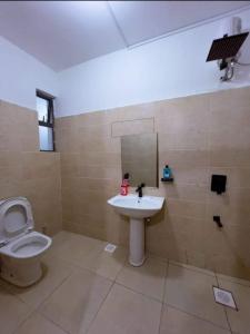 uma casa de banho com um lavatório e um WC em Rockerz Grill B&B em Nairobi