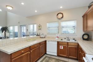 Una cocina o cocineta en Yellow Bird by Pristine Properties Vacation Rentals