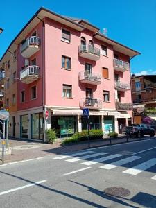 a pink building on the side of a street at Appartamenti Estera 2 in Malcesine