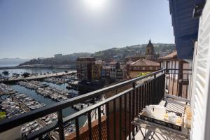 uma vista para uma marina com barcos na água em Torrontero con vistas al mar em Bermeo