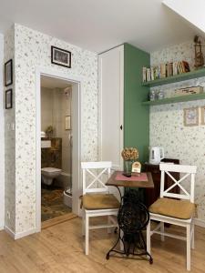 um quarto com uma mesa e cadeiras e uma casa de banho em CHATA PODLESOK em Hrabušice