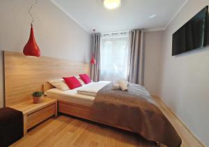 Postel nebo postele na pokoji v ubytování Apartamenty Sun&Fun Rezydencja Parkowa Nadrzeczna 3D i 3E -blisko centrum, dworca PKP w otoczeniu zieleni