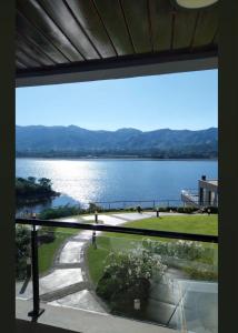 ein Blick auf einen See von einem Balkon in der Unterkunft ALQUILER VENETO VILLAGE in Villa Parque Siquiman