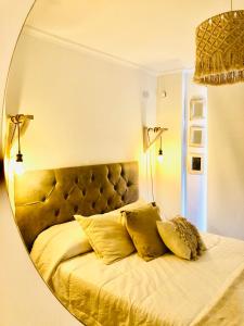 ein Schlafzimmer mit einem großen Bett mit Spiegel in der Unterkunft ALQUILER VENETO VILLAGE in Villa Parque Siquiman