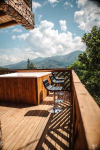 eine Terrasse mit zwei Stühlen und einem Tisch darauf in der Unterkunft El Edén; Un paraíso irresistible. in Barbosa