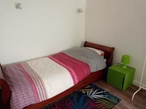 Tempat tidur dalam kamar di Maison individuelle à Caen