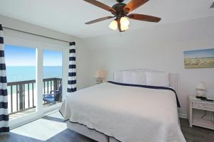 Rúm í herbergi á Sun Chaser by Pristine Properties Vacation Rentals