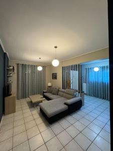 un soggiorno con divano e tavolo di DreamCoast Apartments I a Artemida