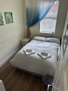 een slaapkamer met een bed met twee handdoeken erop bij Superb Location 3 MIN TO RDS, AVIVA, D4 2 BED APARTMENT in Dublin
