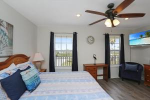 Rúm í herbergi á Sun Chaser by Pristine Properties Vacation Rentals