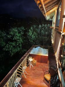 eine Terrasse mit einem Whirlpool und Stühlen darauf in der Unterkunft El Edén; Un paraíso irresistible. in Barbosa