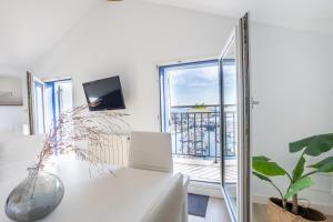 Televízia a/alebo spoločenská miestnosť v ubytovaní Torrontero con vistas al mar