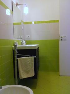 ノートにあるAppartamento Lorenzo Notoの緑豊かなバスルーム(シンク、鏡付)
