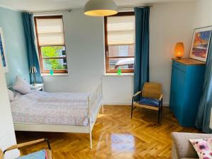 ein Schlafzimmer mit einem Bett und einem Stuhl in der Unterkunft Strand 2 in Laboe