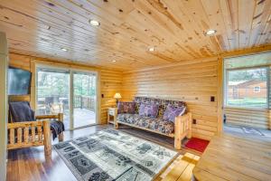 Χώρος καθιστικού στο Lakefront Cabin with Dock, Fire Pits in Danbury!