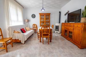 ein Wohnzimmer mit einem Sofa, einem Tisch und Stühlen in der Unterkunft Casa Marti i Carmeta in Deltebre