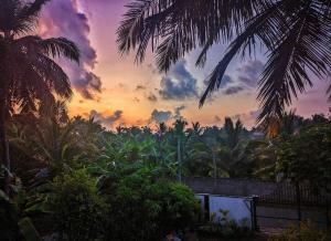 Východ nebo západ slunce při pohledu z rezortu nebo okolí