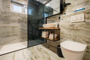 uma casa de banho com um chuveiro, um WC e um lavatório. em Villa Marina em Slano