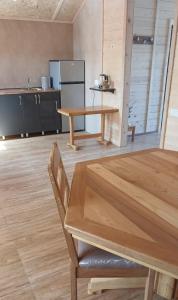 uma cozinha com uma mesa de madeira e um frigorífico em Green Dilijan wood em Dilijan