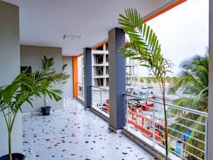 a room with a balcony with palm trees at Appartement Ibiza in Cotonou