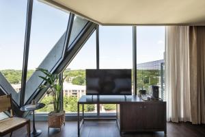 TV a/nebo společenská místnost v ubytování FORTH Hotel Atlanta
