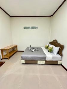 Tempat tidur dalam kamar di บ้านคุณโต้ง เชียงคาน BaanKhunTong ChiangKhan