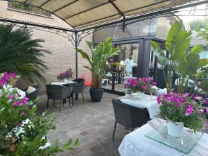 フィウミチーノにあるユーロ ハウス イン エアポートのパティオ(テーブル、椅子、植物付)