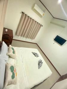 - une chambre avec un lit et une fenêtre dans l'établissement บ้านคุณโต้ง เชียงคาน BaanKhunTong ChiangKhan, à Chiang Khan