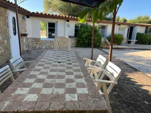 una mesa y sillas en un patio en Bergerie provençale, en Les Lecques