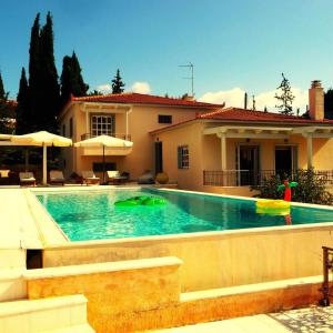 una piscina frente a una casa en The Aghios Emilianos Dreamvilla wh infinite pool, en Karafotaíika