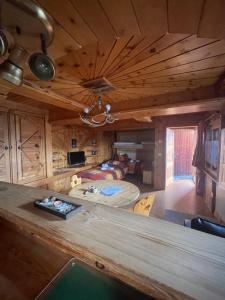 a log cabin with a large living room with a table at Alpenperle Studio in Riederalp